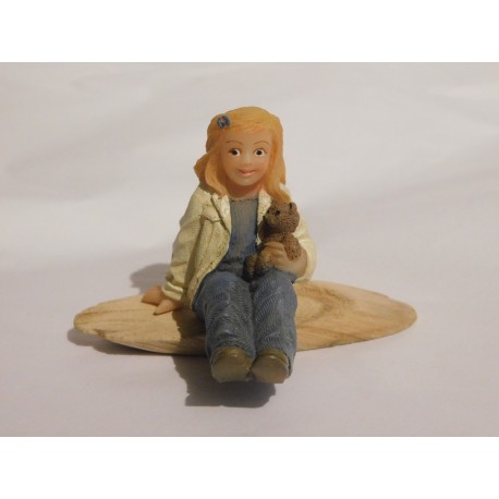 Figurine jeune fille assise