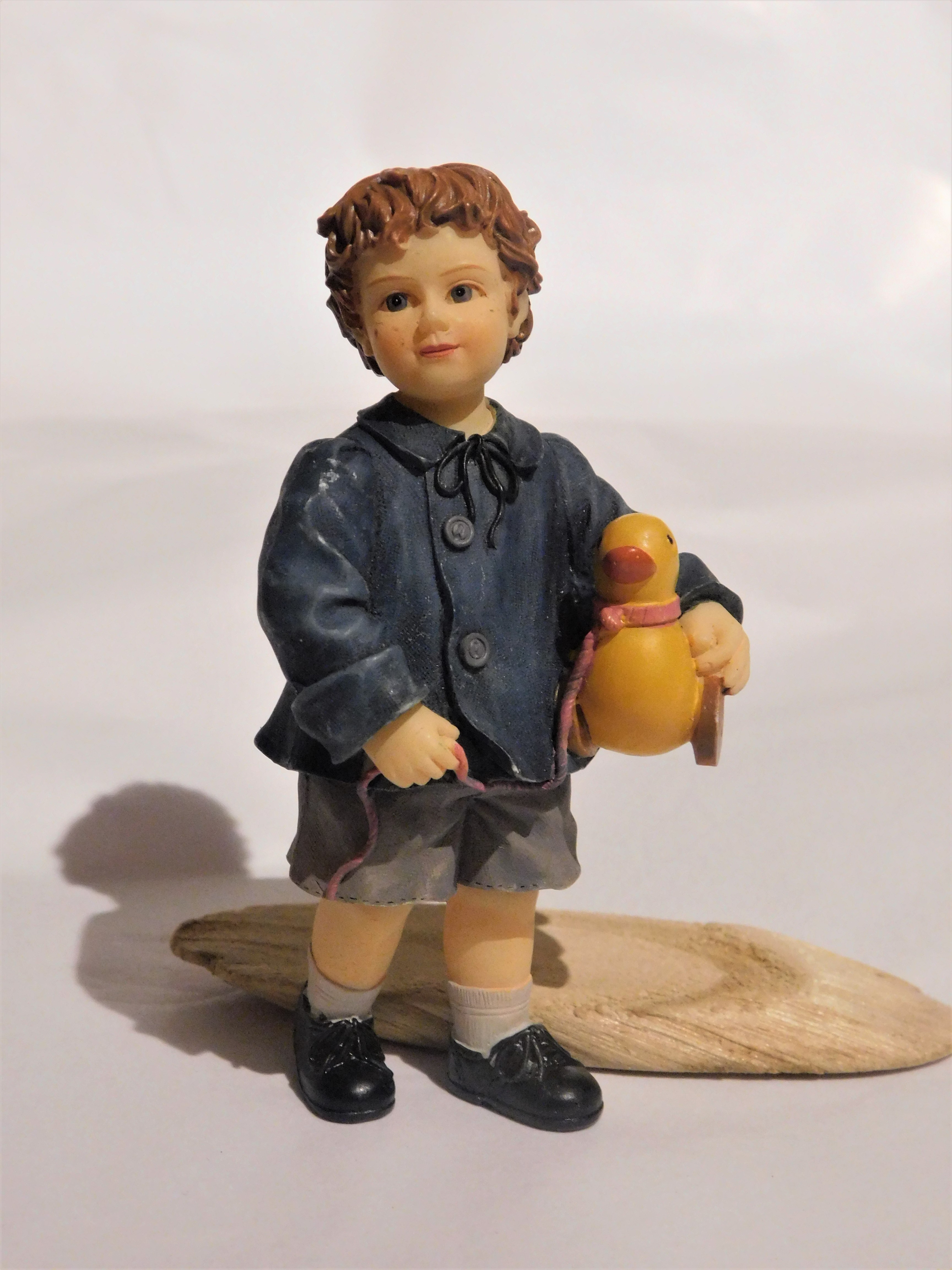 Figurine petit garcon et son jouet Didange Modelisme