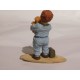 Figurine garçon en pyjama et jouets