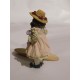 Figurine fillette au chapeau