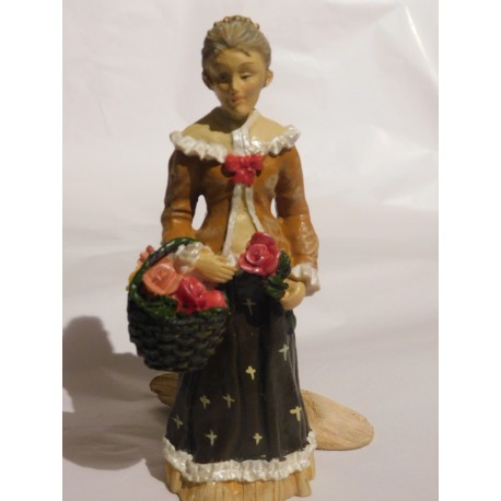 Figurine femme au panier