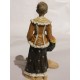 Figurine femme au panier