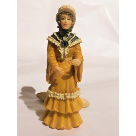 Figurine femme au chapeau