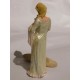 Figurine femme qui se brosse les cheveux