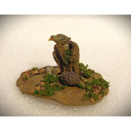 Oiseau sur tronc d'arbre et hérisson