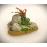 Décor de pierres et plantes fleuries