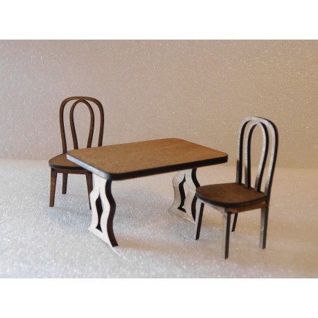 Table avec 2 chaises en bois de tilleul teinté