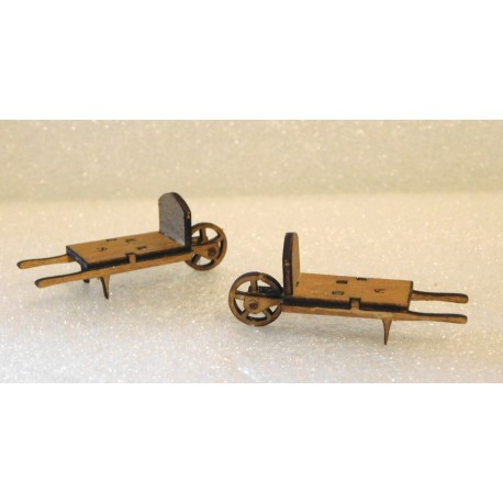 1 Brouette en bois de tilleul 5cm long (vendue par unité)